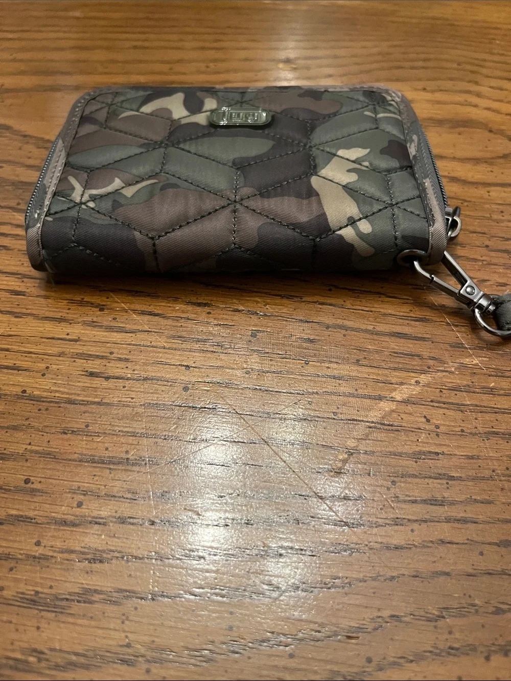 lug compact quilted